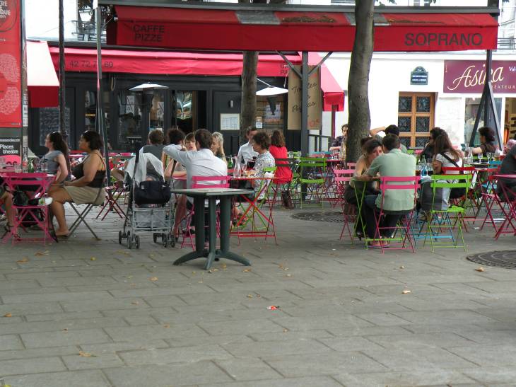  terrasse de café, chaises à l'ancienne